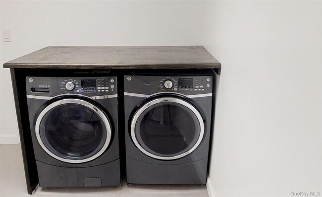 Building Photo - 67-12 Juno St