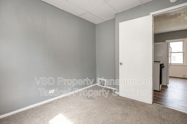 Building Photo - 6924 Claasen Ave