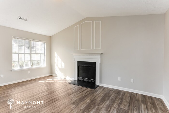 Building Photo - 1600 Pin Oak Ln SE