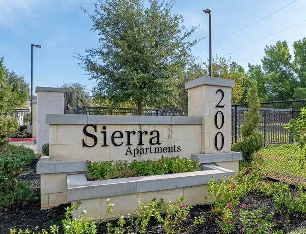 Building Photo - 200 Maple Ln