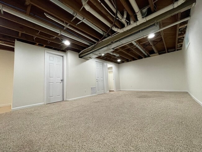 Building Photo - Nice Spacious 3 bd / 3 full bath and 2 hal...