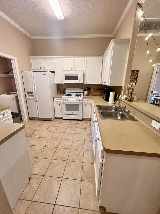 Building Photo - 4344 Spring Garden Dr