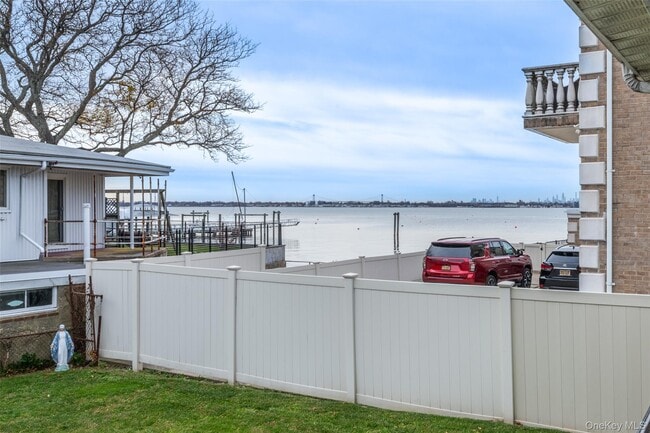 Building Photo - 10 Pell Pl