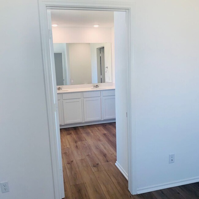 Building Photo - 4 Bed 2 Bath in Jarrell, TX