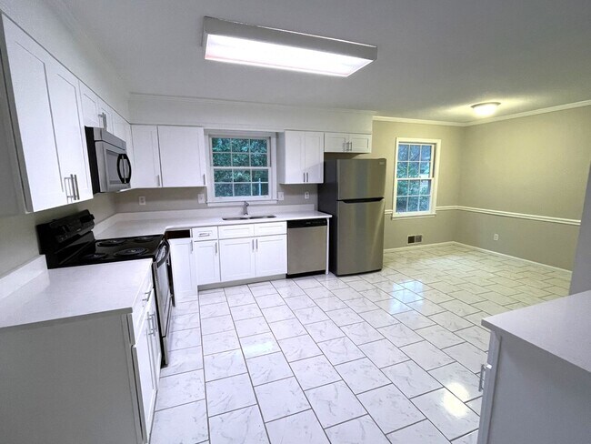 Building Photo - 3br Home East Athens For Rent