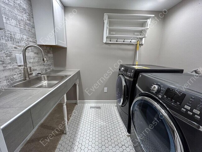 Building Photo - 4891 W Chippewa Dr