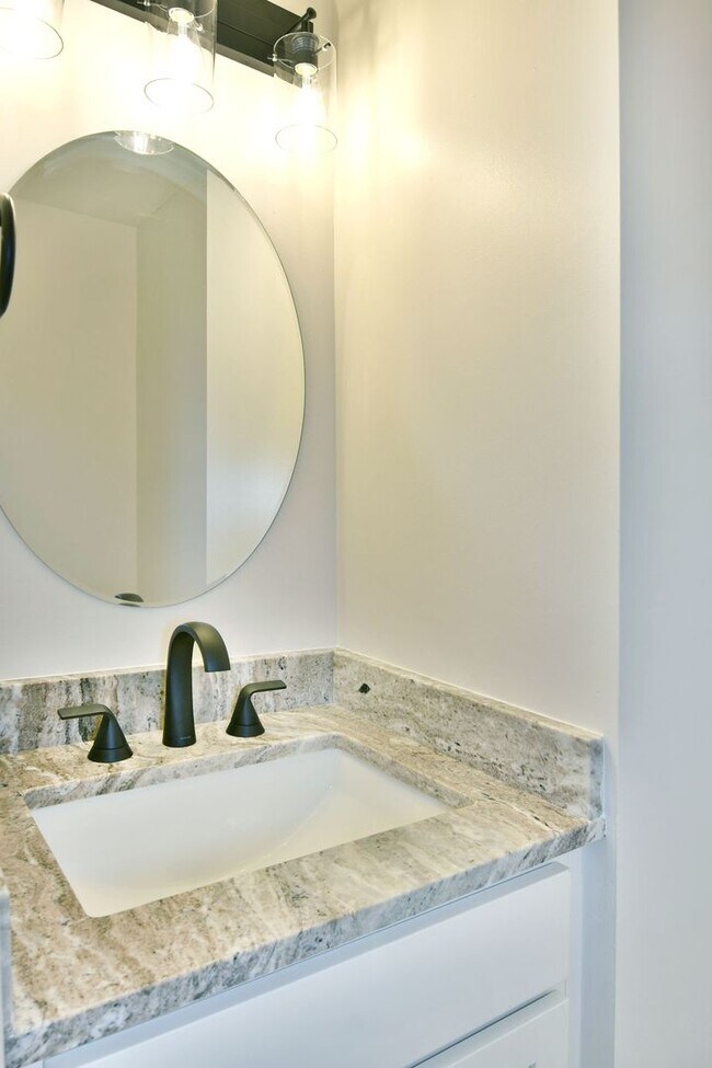 Building Photo - 460-462-462 Fowler St