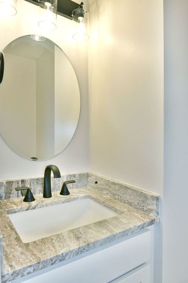 Building Photo - 460 &amp; 462 Fowler St