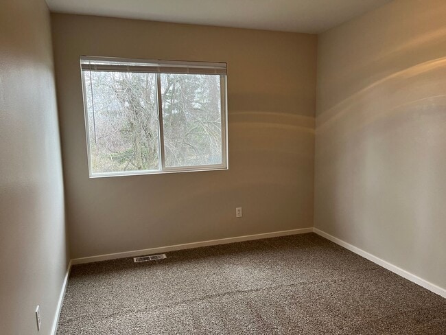 Building Photo - 3 Bed, 2 Bath Home- Fenced Back Yard!