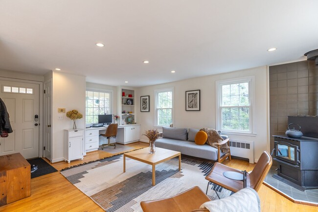 Building Photo - Bright and Beautiful 4 Bedroom Colonial