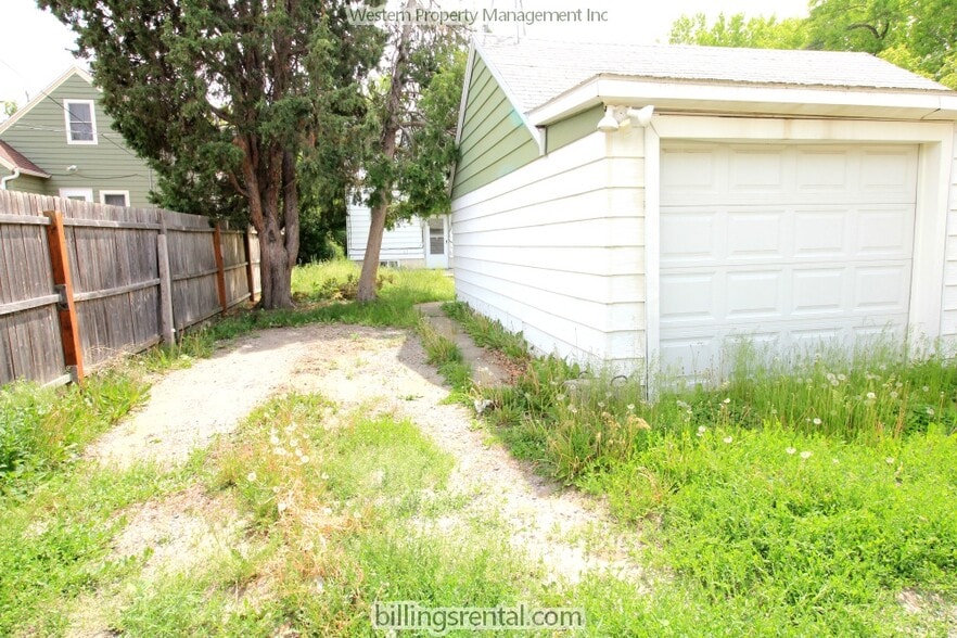 Garage/Parking Space - 743 Wyoming Ave