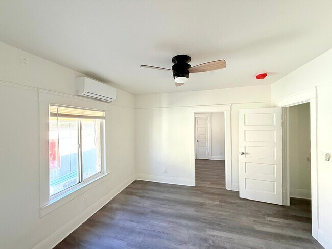 Building Photo - 1908-1910.5-19105 Daly St