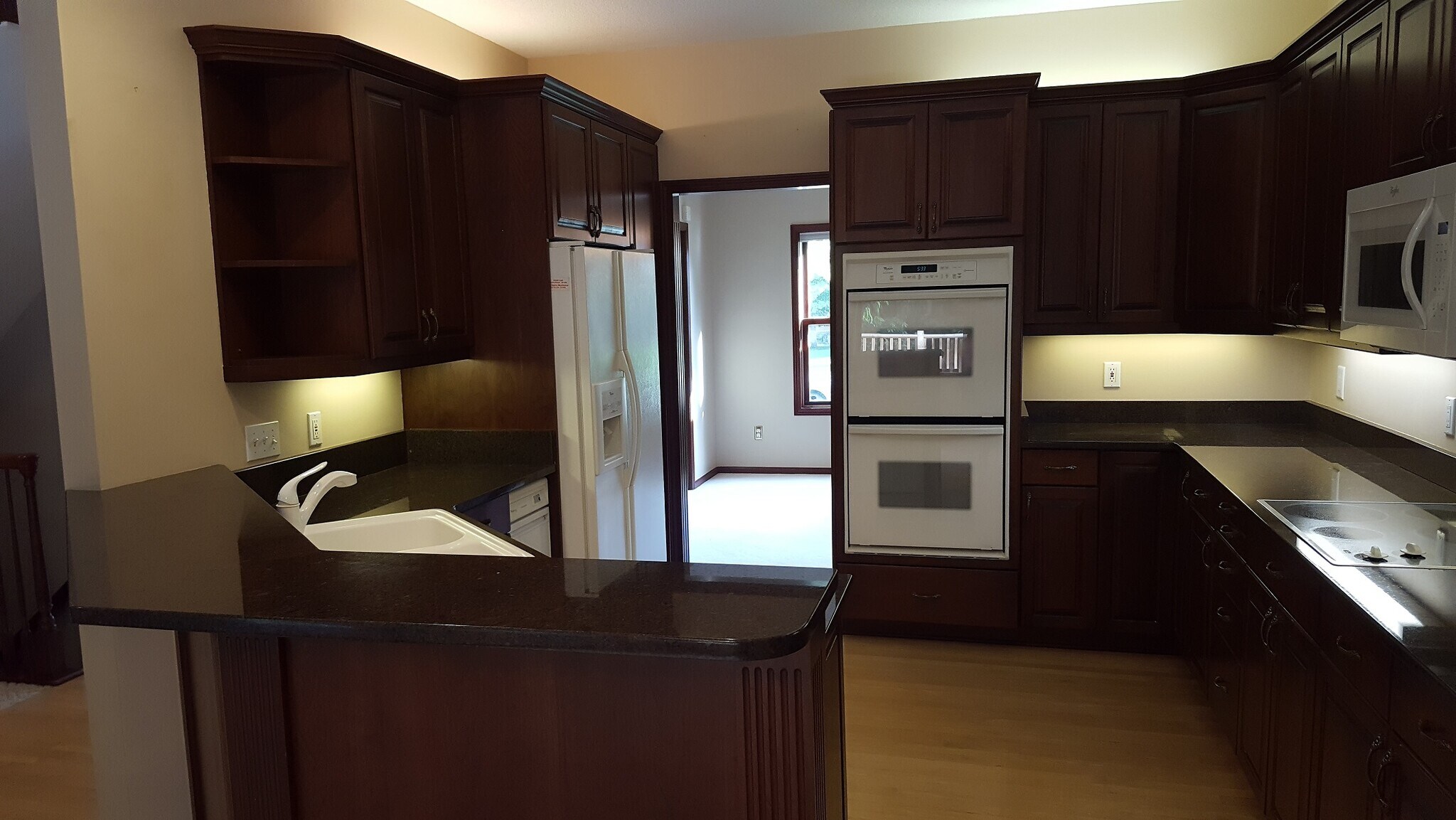 Kitchen - 2007 Glendale Hills Dr NE