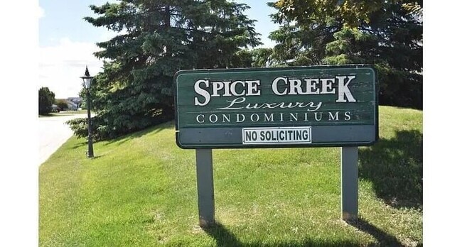 Building Photo - N17W26887 E Fieldhack Dr