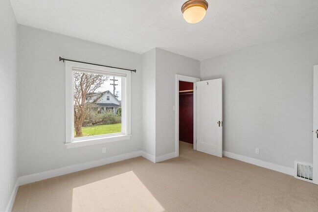 Building Photo - 404 Pioneer Ave E