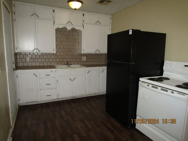 Building Photo - Very nice updated home! Half month rent free($362.50) on the 2nd full month's rent