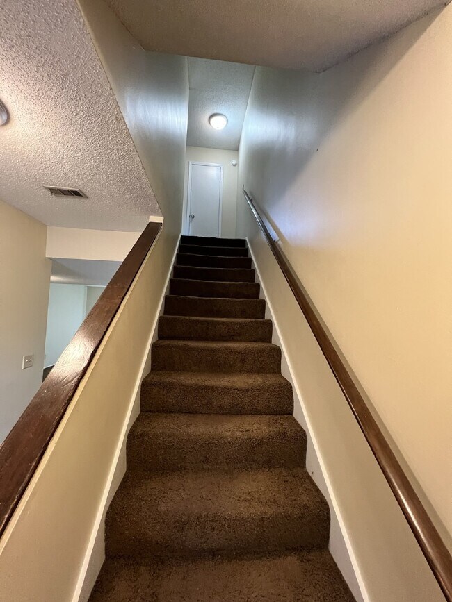 Building Photo - Townhouse For Rent