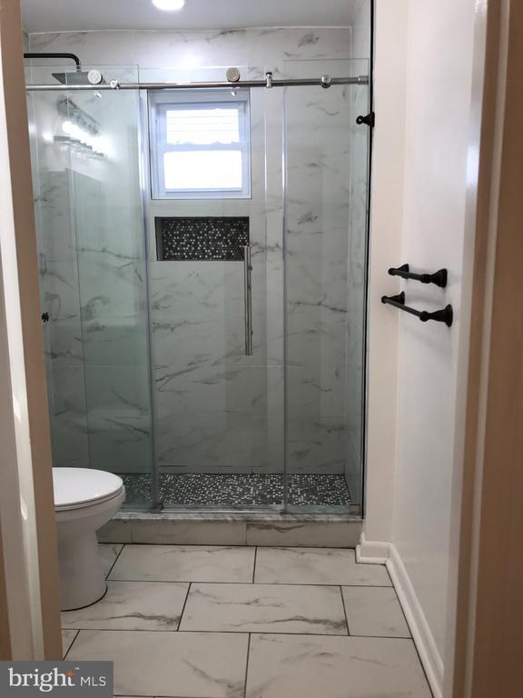 Building Photo - 212 Robbins St