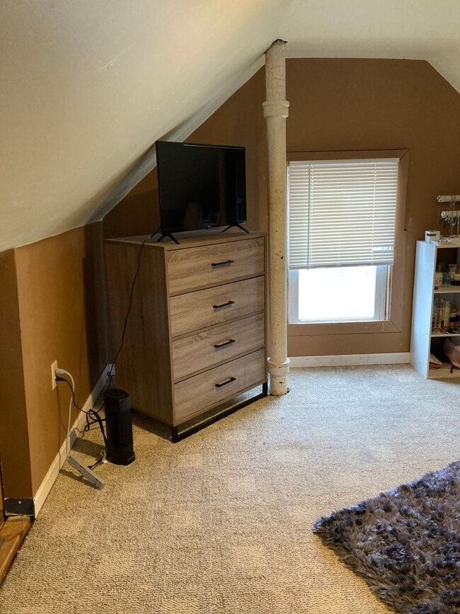 Building Photo - 3+ Bedroom / 2 Bath Single Family Home!