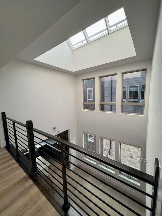 Building Photo - 525 Promenade Dr