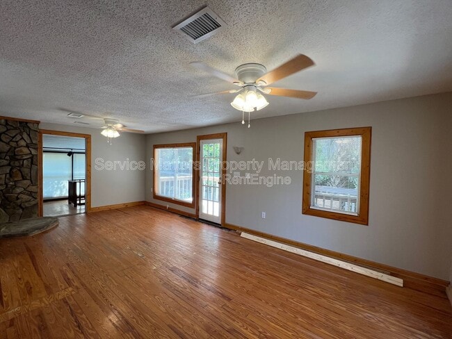 Building Photo - 3305 E Blount St