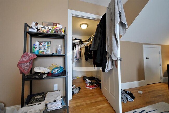 Building Photo - Must-see 5-bed,2-bath Apartment in Brighton