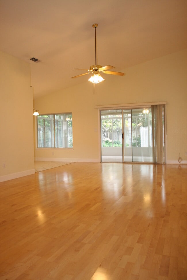 Building Photo - 10317 Walnut Creek Ct