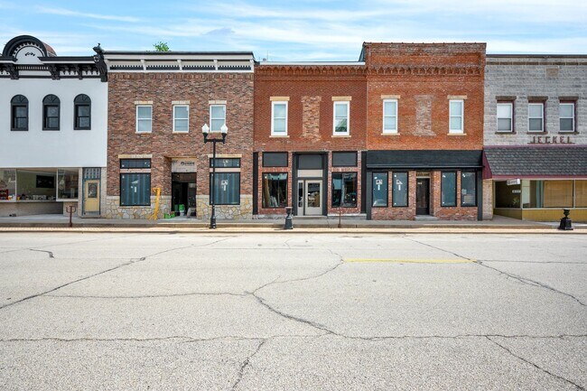 Building Photo - 318 S Locust St