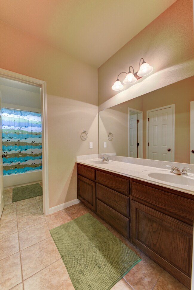 Building Photo - 308 Entrada Way