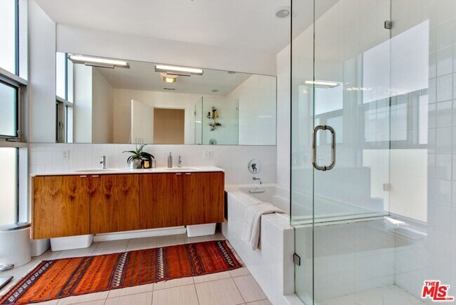 Building Photo - 140 S Gramercy Pl