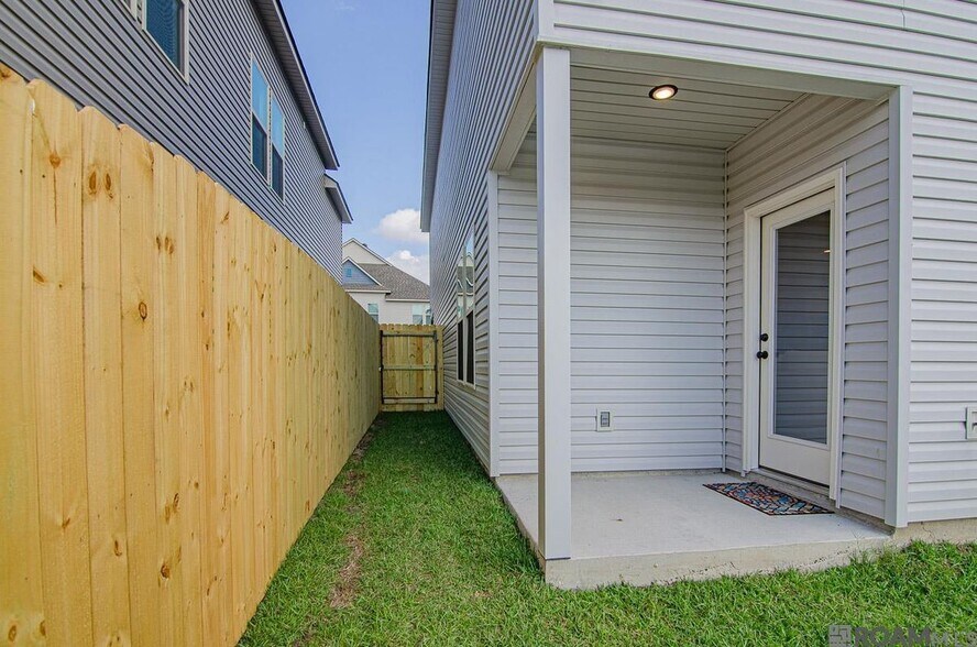 Building Photo - 5618 Cottage Lake Dr