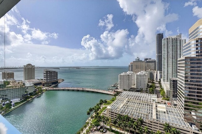 Building Photo - 495 Brickell Ave