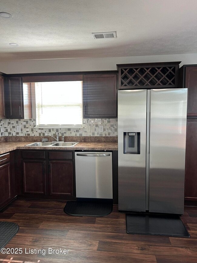 Building Photo - 220 Meadowcrest Dr