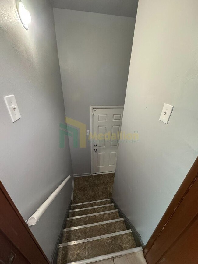 Building Photo - Brick Bungalow 4 bed 2 bath + Bonus area i...