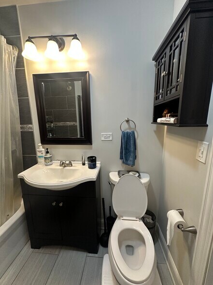 Bathroom - 3643 W Diversey Ave