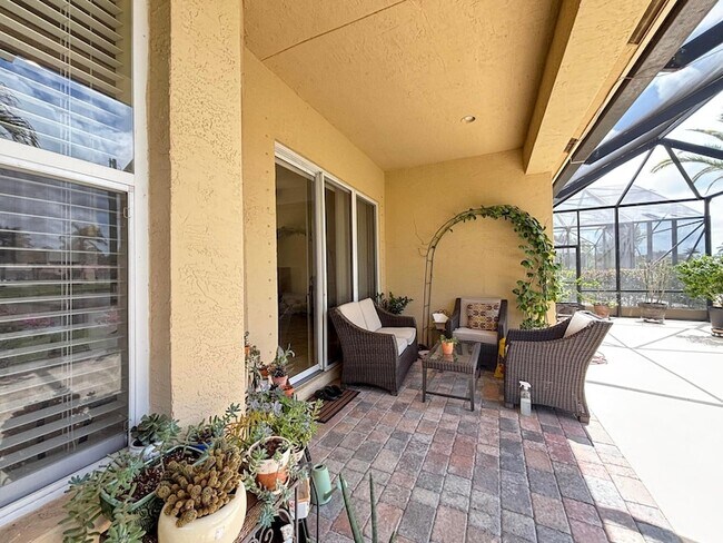 Building Photo - 6532 SE Broadmoor Ln