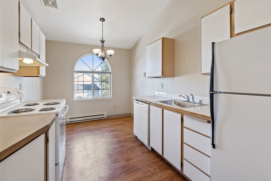 2BR, 2BA - 1100SF - Kitchen - Beaumont & Biltmore Apartments