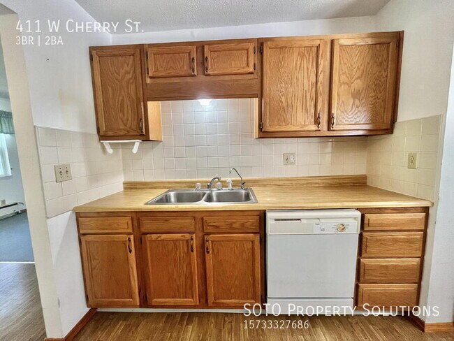 Building Photo - 411 W Cherry St