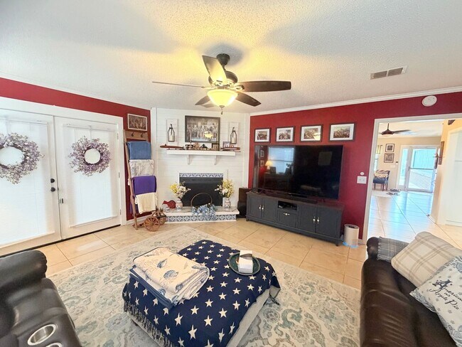 Building Photo - Fenced in 4 Bed 2 Bath in Mariners Landing