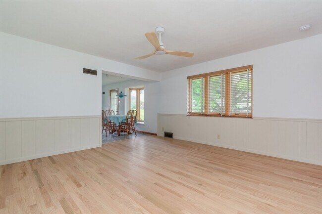 Building Photo - 9715 Grantview Dr