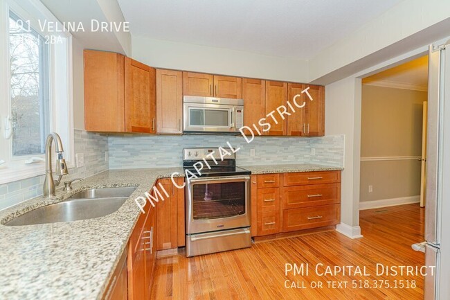 Building Photo - Gorgeous Townhome w/ three floors of Updat...