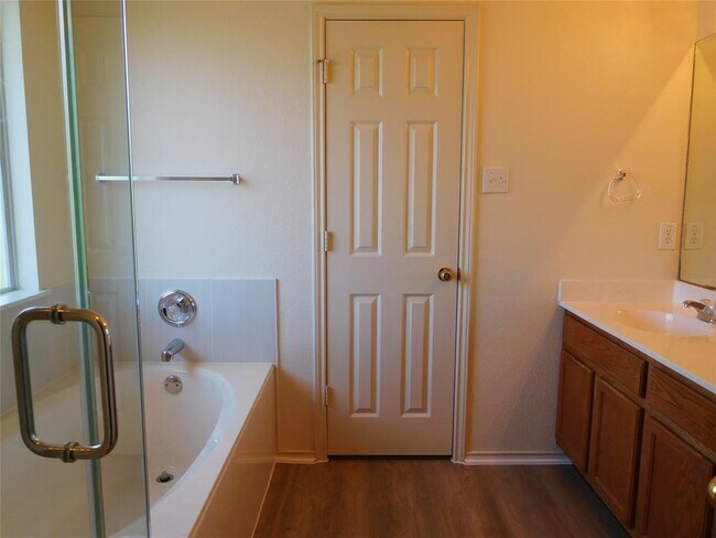 Building Photo - 911 Middle Brook Dr