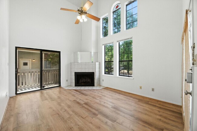 Building Photo - FABULOUS walkable/bikeable 3BR with parking in Hyde Park