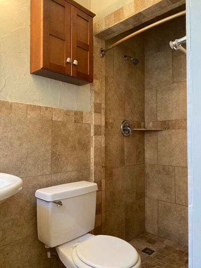 Building Photo - 3-Bedroom  cutie ! APPLY today at All3Real...