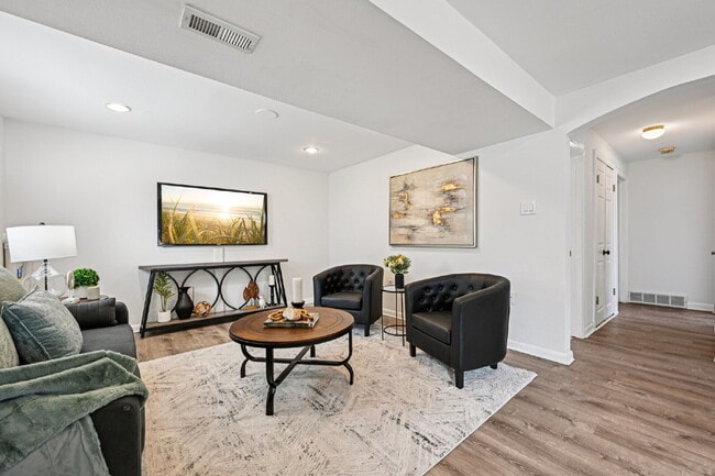 Building Photo - Welcome to this spacious 3+ bed, 2-bath bi-level home in Arvada - Available Now!