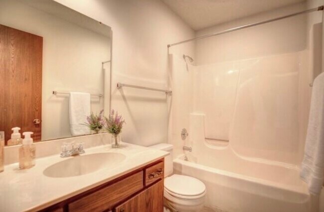 Guest Bathroom - 2414 Heritage Dr