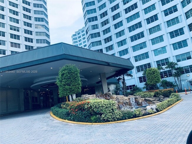 Building Photo - 801 Brickell Bay Dr