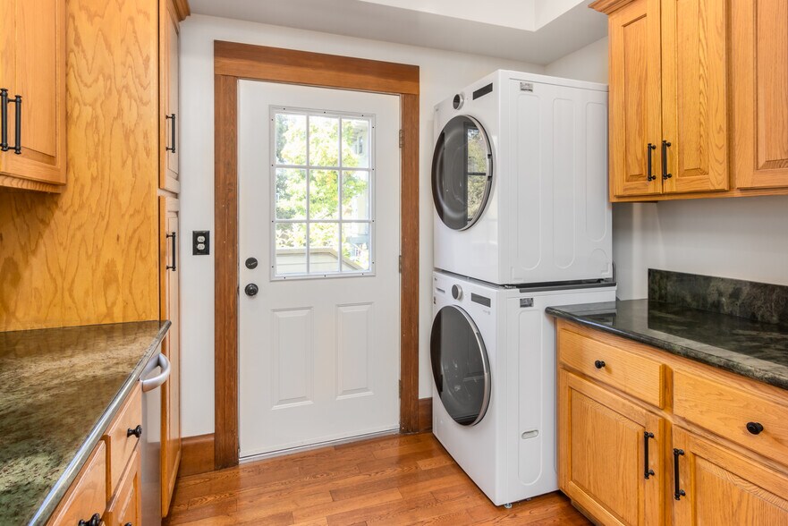 back entrance with new washer / dryer - 847 E Kensington Rd
