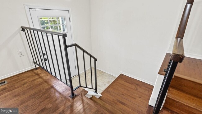 Building Photo - This stunning 3-bedroom, 2-bathroom interior townhome is sure to impress.
