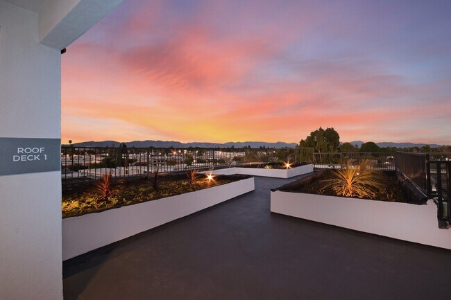Building Photo - Luxury Apartments - Move In Special